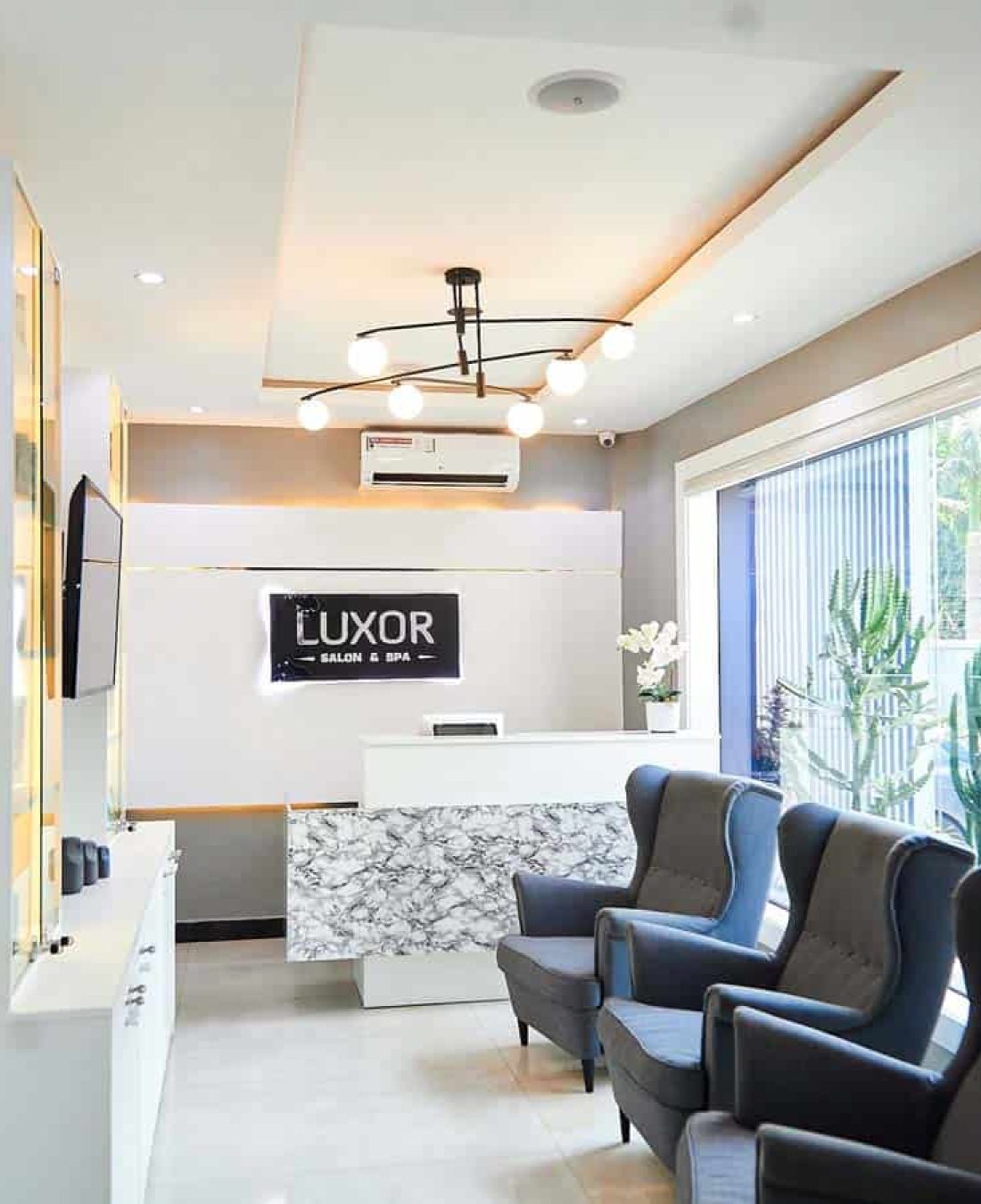 Modern Luxor salon reception with chairs and marble desk